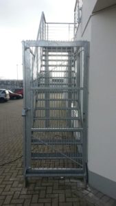 Aussentreppe-Sonderanfertigung mit Tür