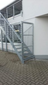 Aussentreppe-Sonderanfertigung mit Tür (Seitenansicht)